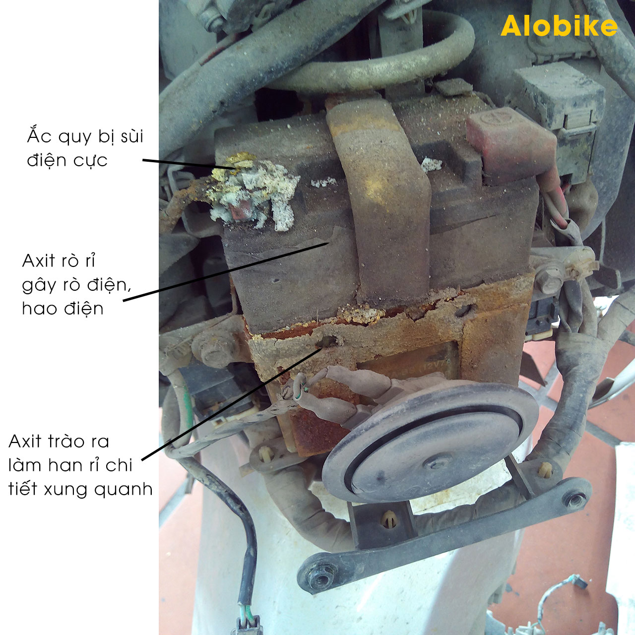 ắc quy xe máy bị trào axit cần thay