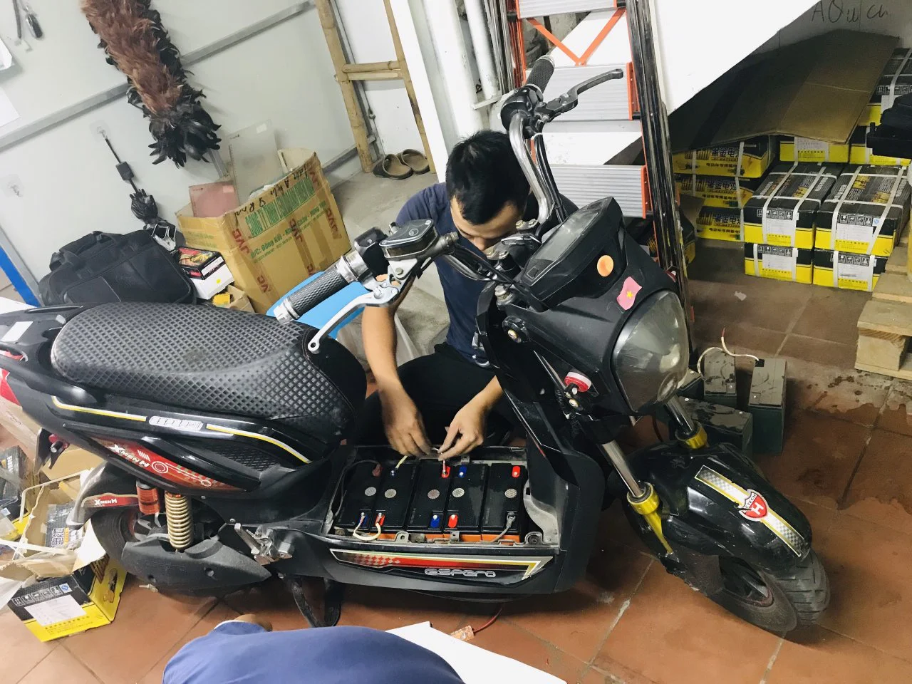 thay ắc quy xe máy điện