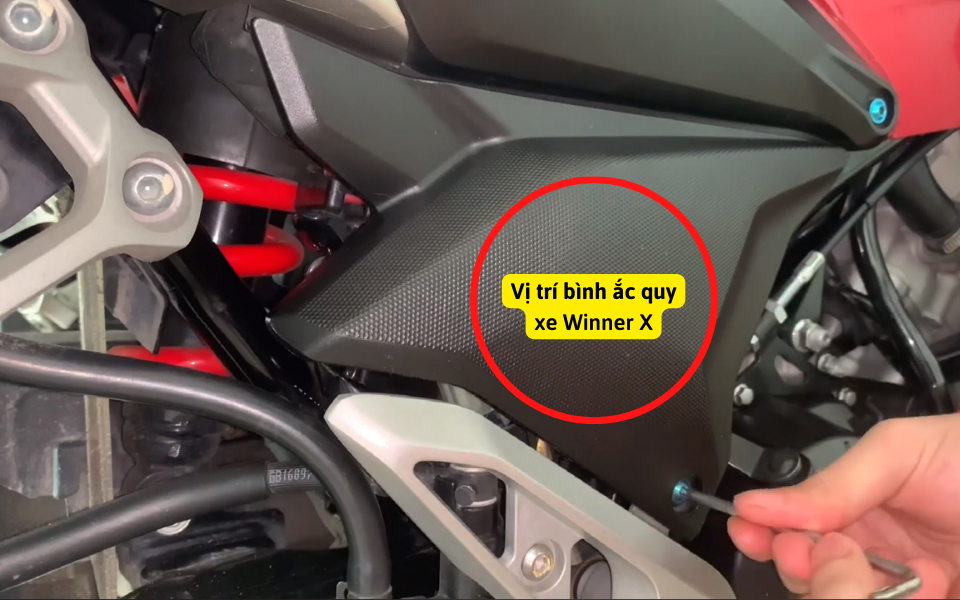 bình ắc quy xe winner nằm ở đầu