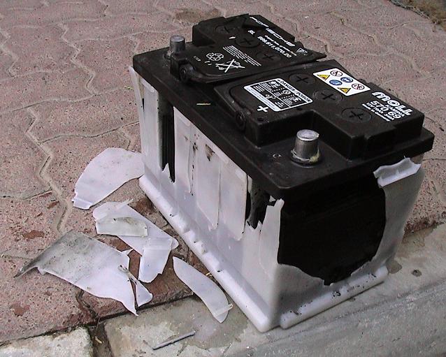 kiểm tra bình ắc quy xe máy