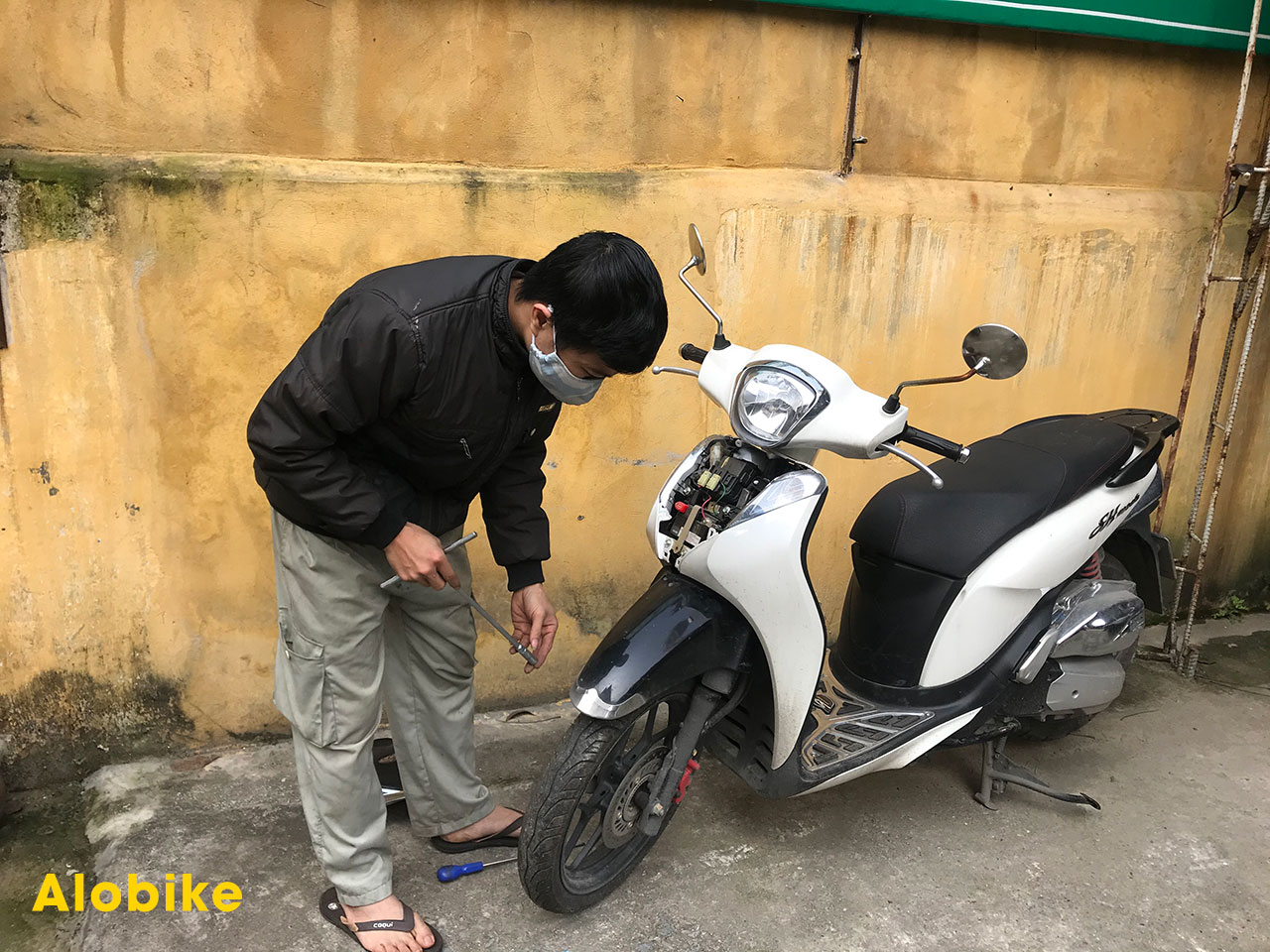 thay ắc quy xe máy