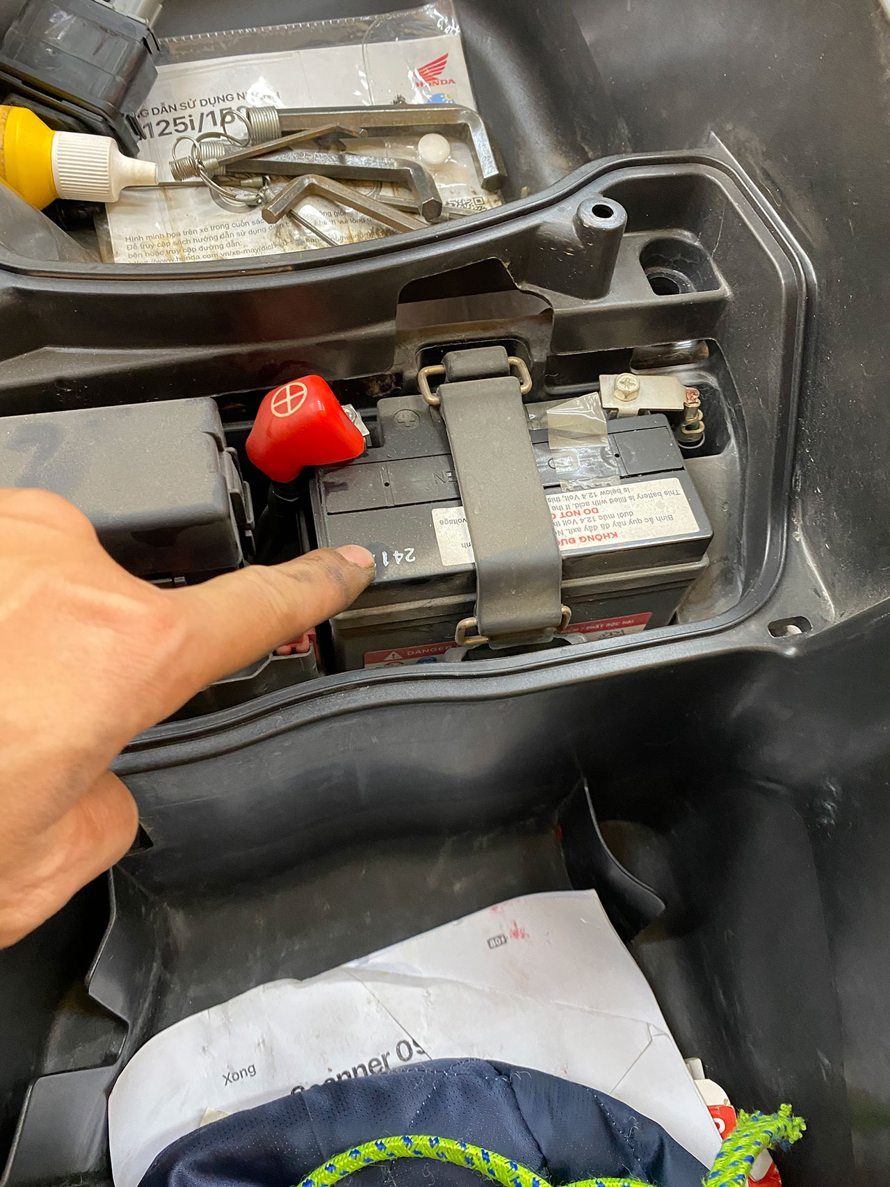 thay ắc quy xe máy honda