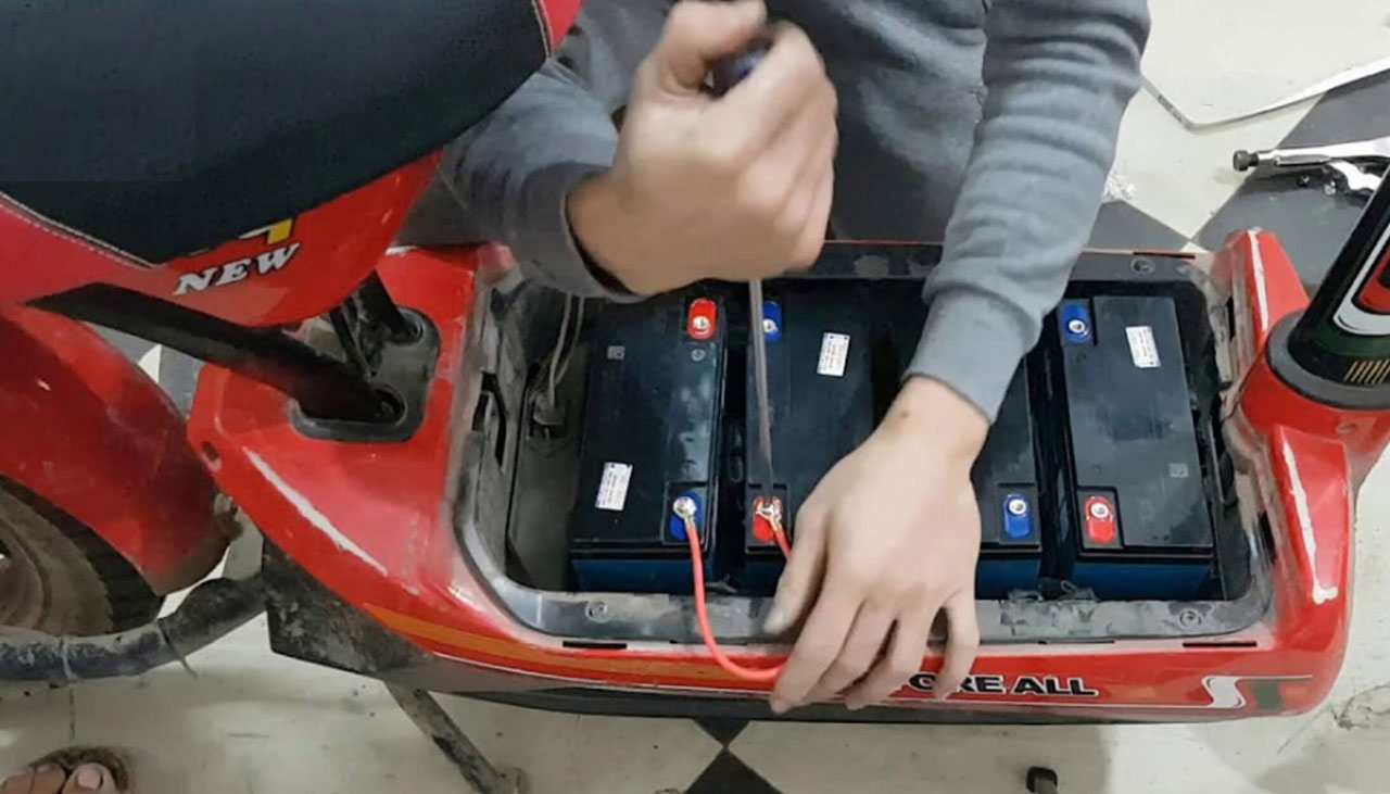 thay ắc quy xe điện