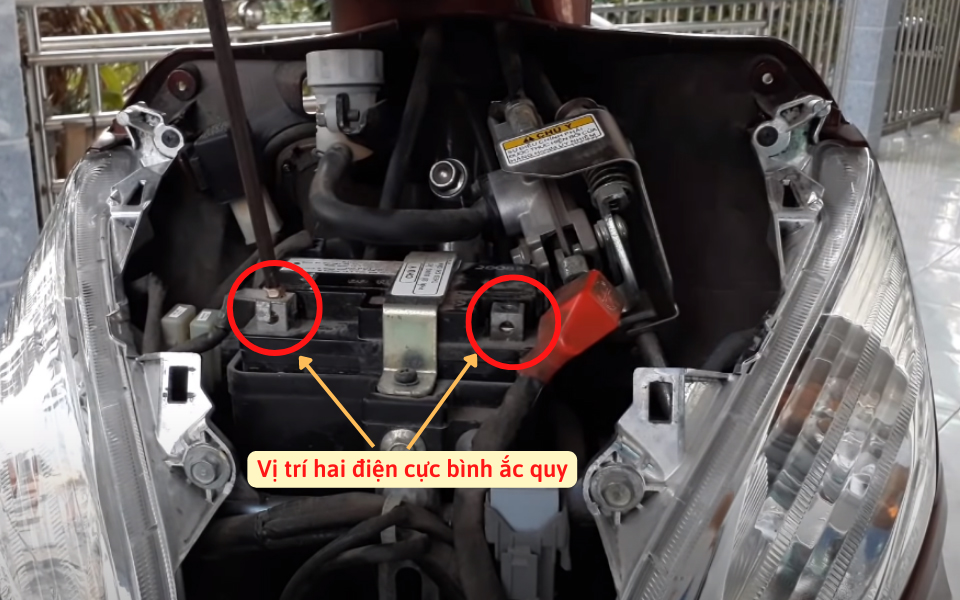 thay ắc quy xe vision