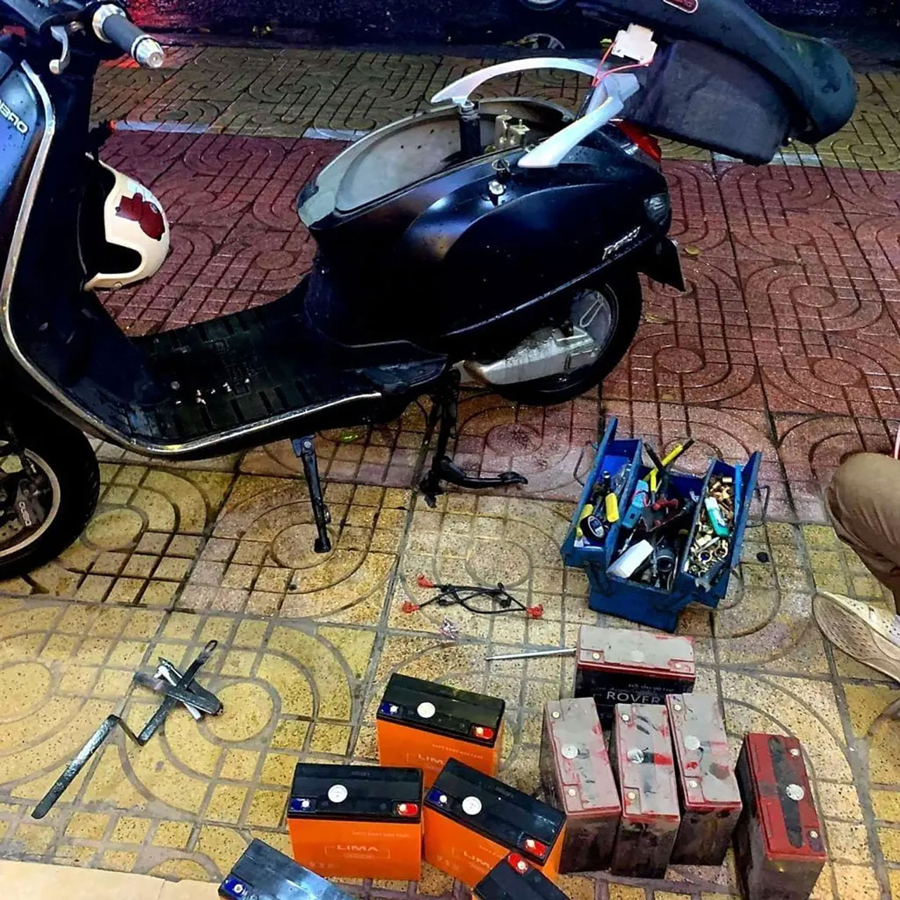 thay bình ắc quy xe máy điện