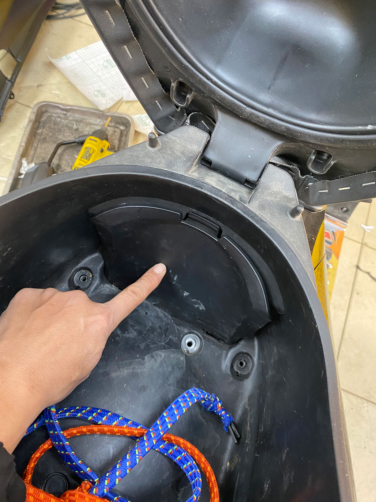 bình ắc quy xe pcx nằm ở đâu
