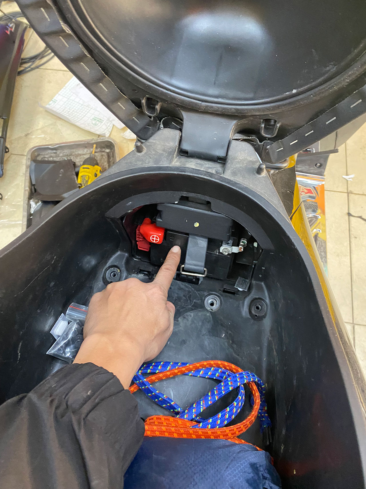 vị trí ắc quy xe pcx